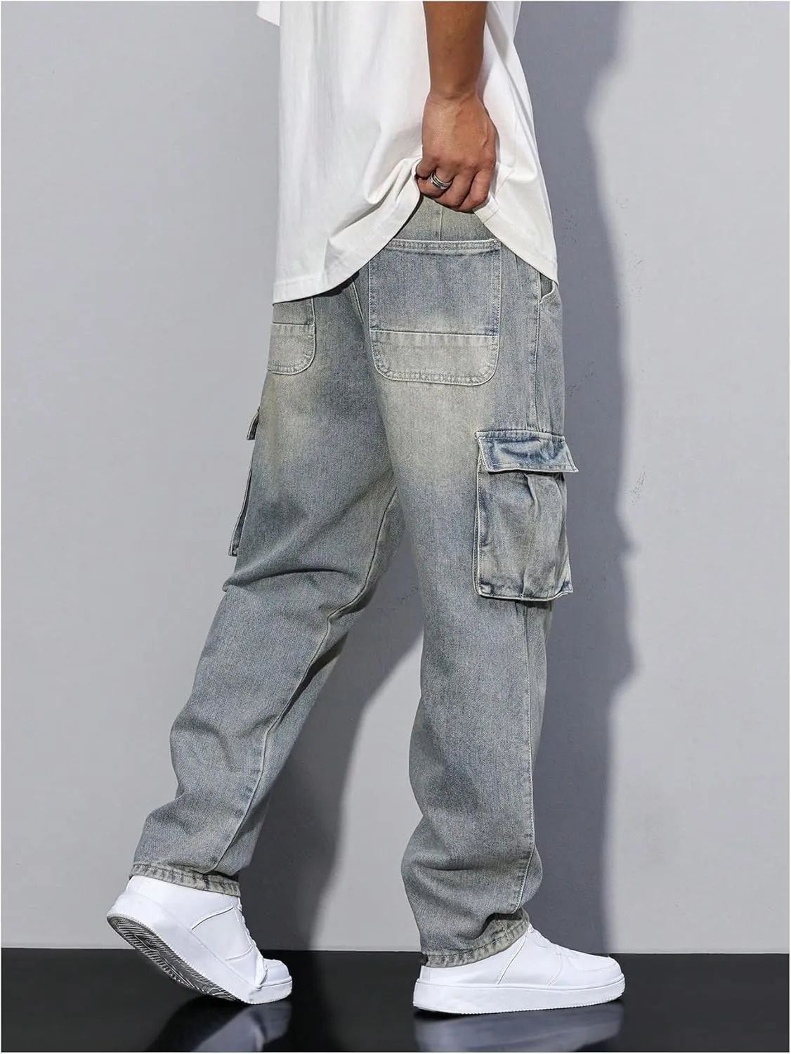 Verdusa Men's Cargo Jeans Relaxed Outfits Straight Leg Denim Pants Vintage Jeans with Pockets